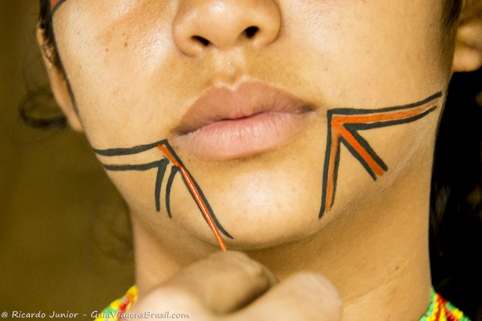 Imagem da pintura no rosto de um indígena.